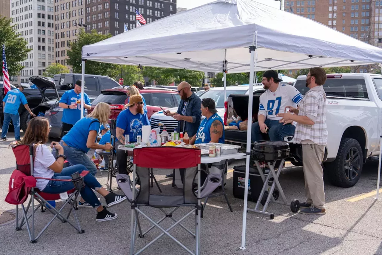 Image: Detroit Lions fans show team spirit at first home game of the season