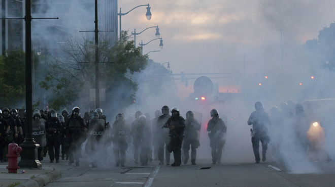 Detroit police turned violent, firing tear gas and flash grenades into a peaceful crowd on Sunday (2)