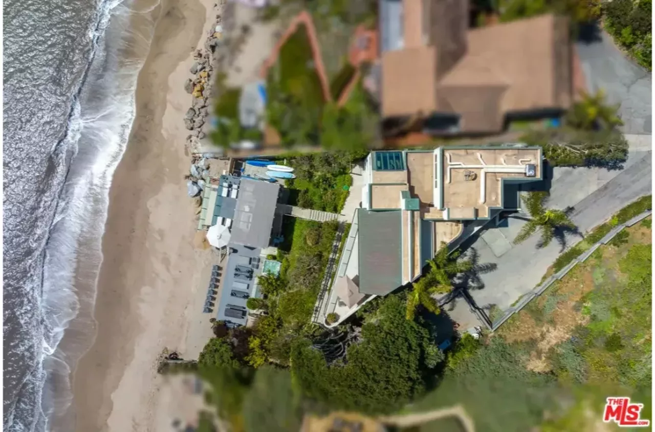 Image: UPDATED: Detroit Red Wings legend selling his beachfront home [PHOTOS]