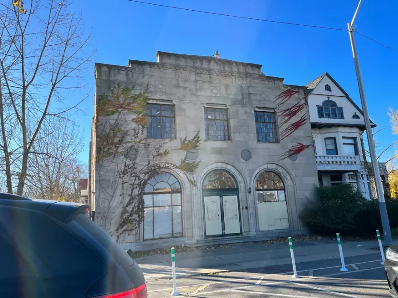 Harry Houdini 3977 Cass Ave., Detroit “Across the street from the venerable dive bar The Old Miami is what’s left of the W.H. Hamilton & Company Funeral Home. This is where Harry Houdini’s body was taken after he died on Halloween 1926 in room 401 of Grace Hospital (located at the corner of Willis and John R. Streets, now demolished).”