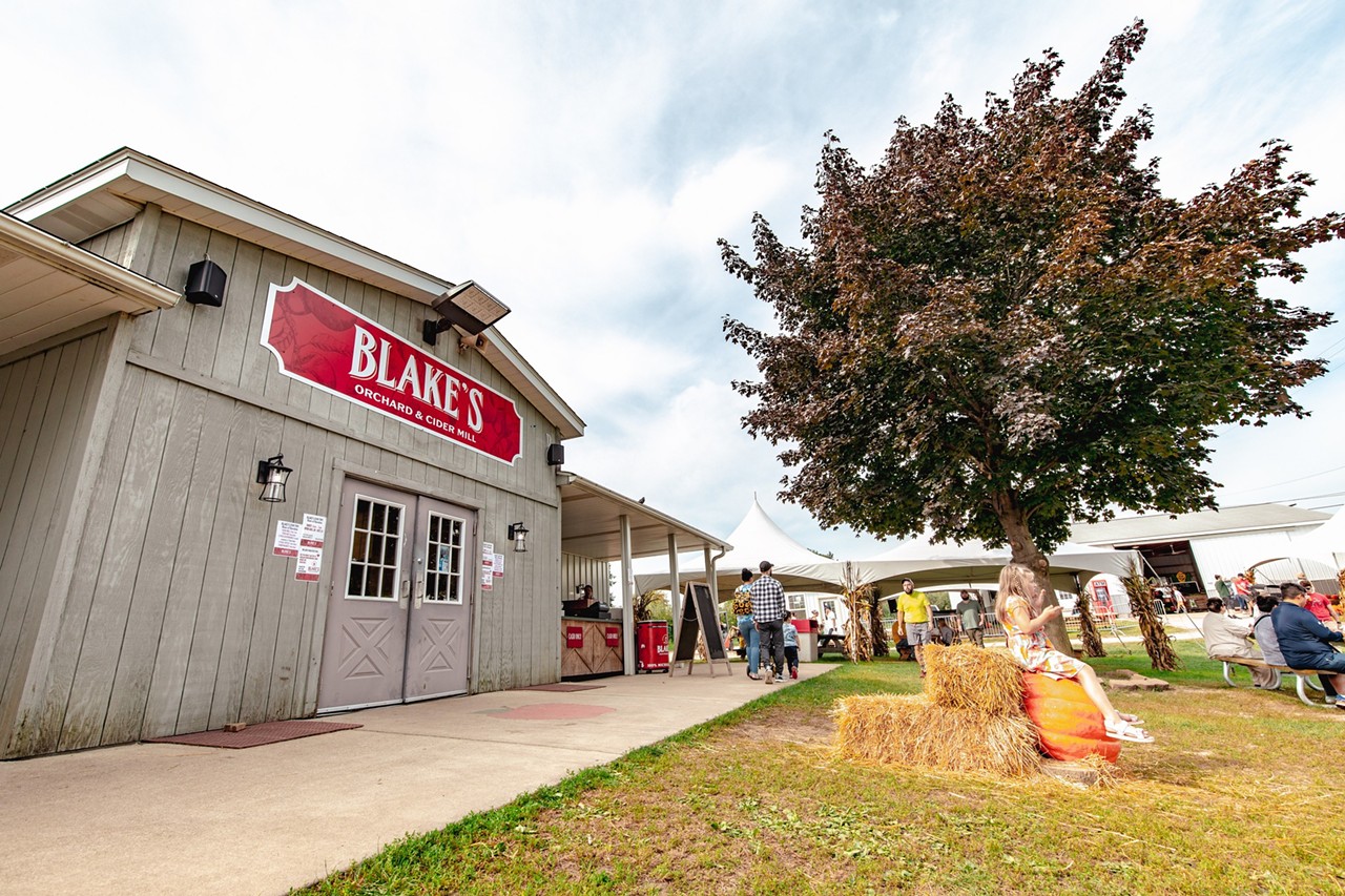 A visit to Blake’s Orchard & Cider Mill
Michigan’s got its fair share of cider mills, but Blake’s stands out. It’s more than just apple picking – they’ve got haunted attractions, food, drinks, and a boatload of family-friendly stuff. You can find Blake’s in Armada and South Lyon.