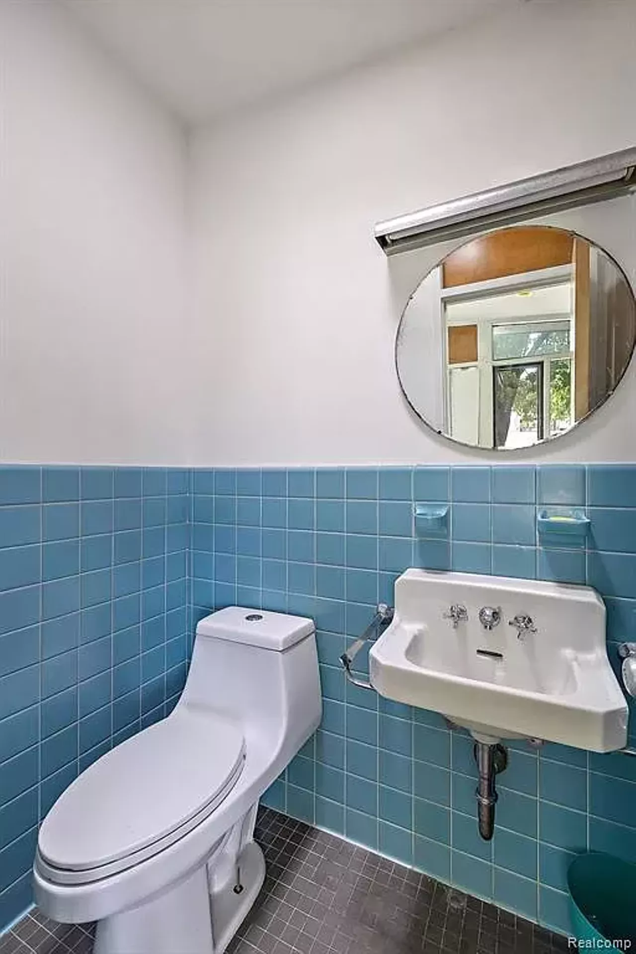 Image: Humble former Detroit dentist office designed by World Trade Center architect Minoru Yamasaki is for sale for $95k