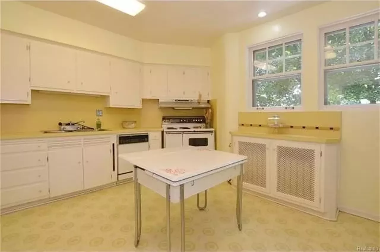  1700 Lincolnshire Dr Asking price: $789,000 6 beds | 4 full baths, 1 half bath Pretty sure this house has a chandelier in every room. It&#146;s lit!
