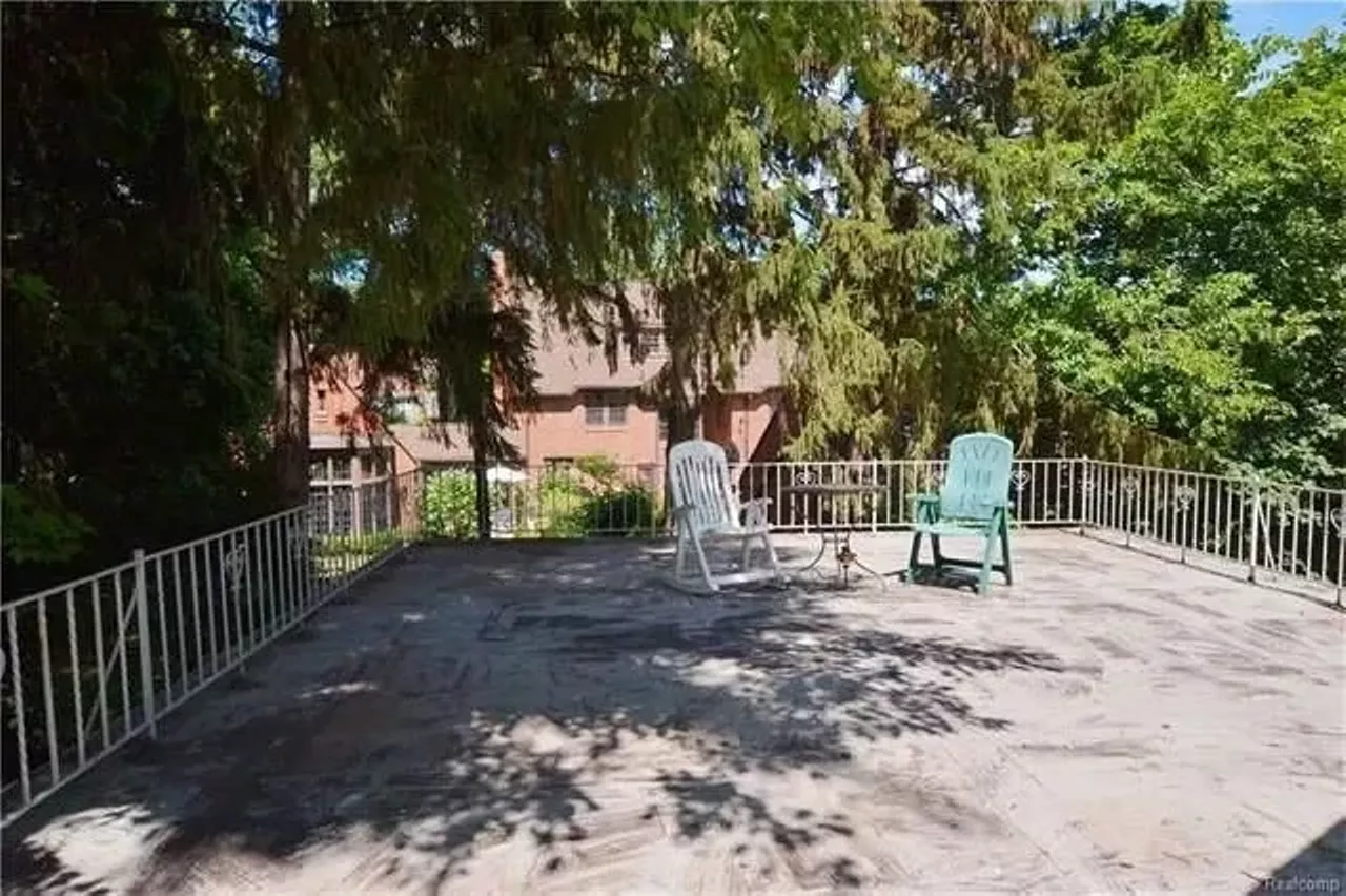  1700 Lincolnshire Dr Asking price: $789,000 6 beds | 4 full baths, 1 half bath Pretty sure this house has a chandelier in every room. It&#146;s lit!