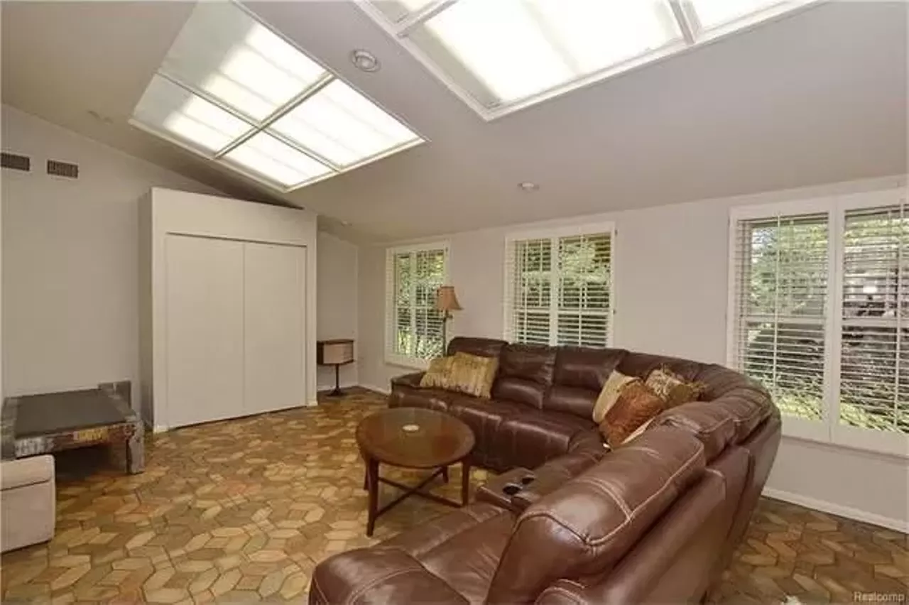  1700 Lincolnshire Dr Asking price: $789,000 6 beds | 4 full baths, 1 half bath Pretty sure this house has a chandelier in every room. It&#146;s lit!
