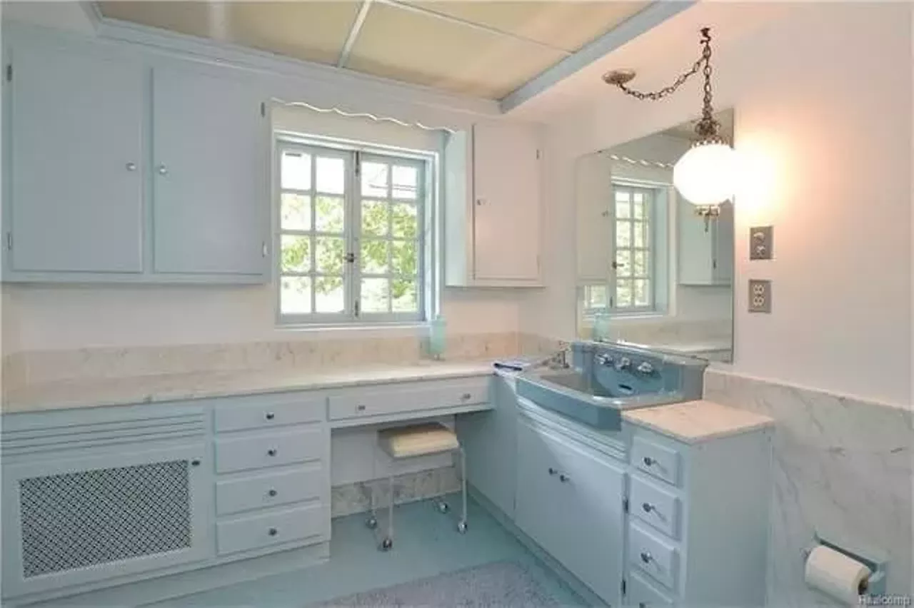  1700 Lincolnshire Dr Asking price: $789,000 6 beds | 4 full baths, 1 half bath Pretty sure this house has a chandelier in every room. It&#146;s lit!