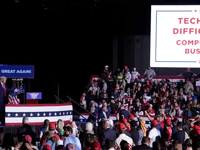 Image: Lapointe: Dead microphone makes it tough for Trump to talk trash