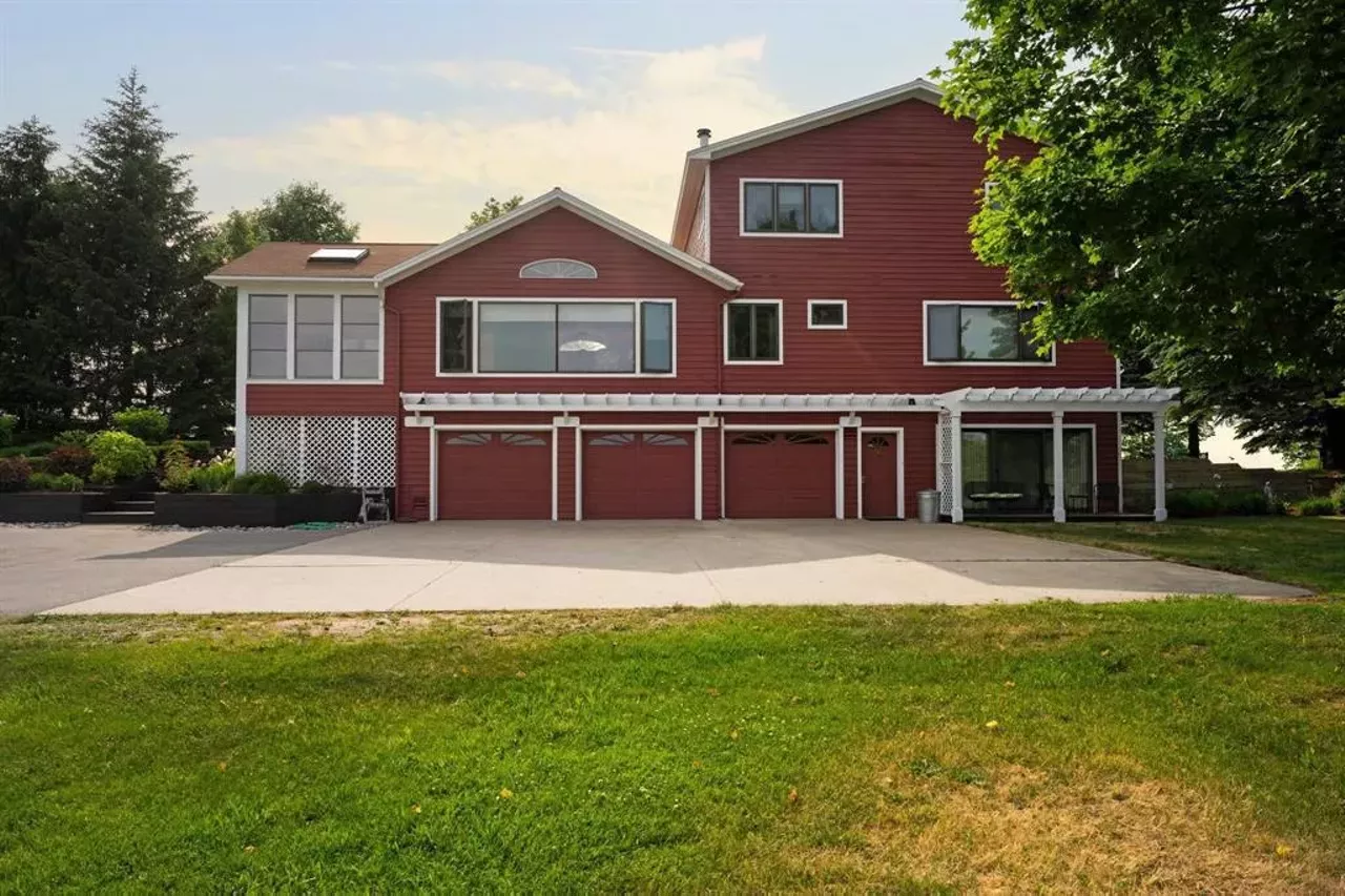 10343 E Hilltop Rd, Suttons Bay, MI 49682