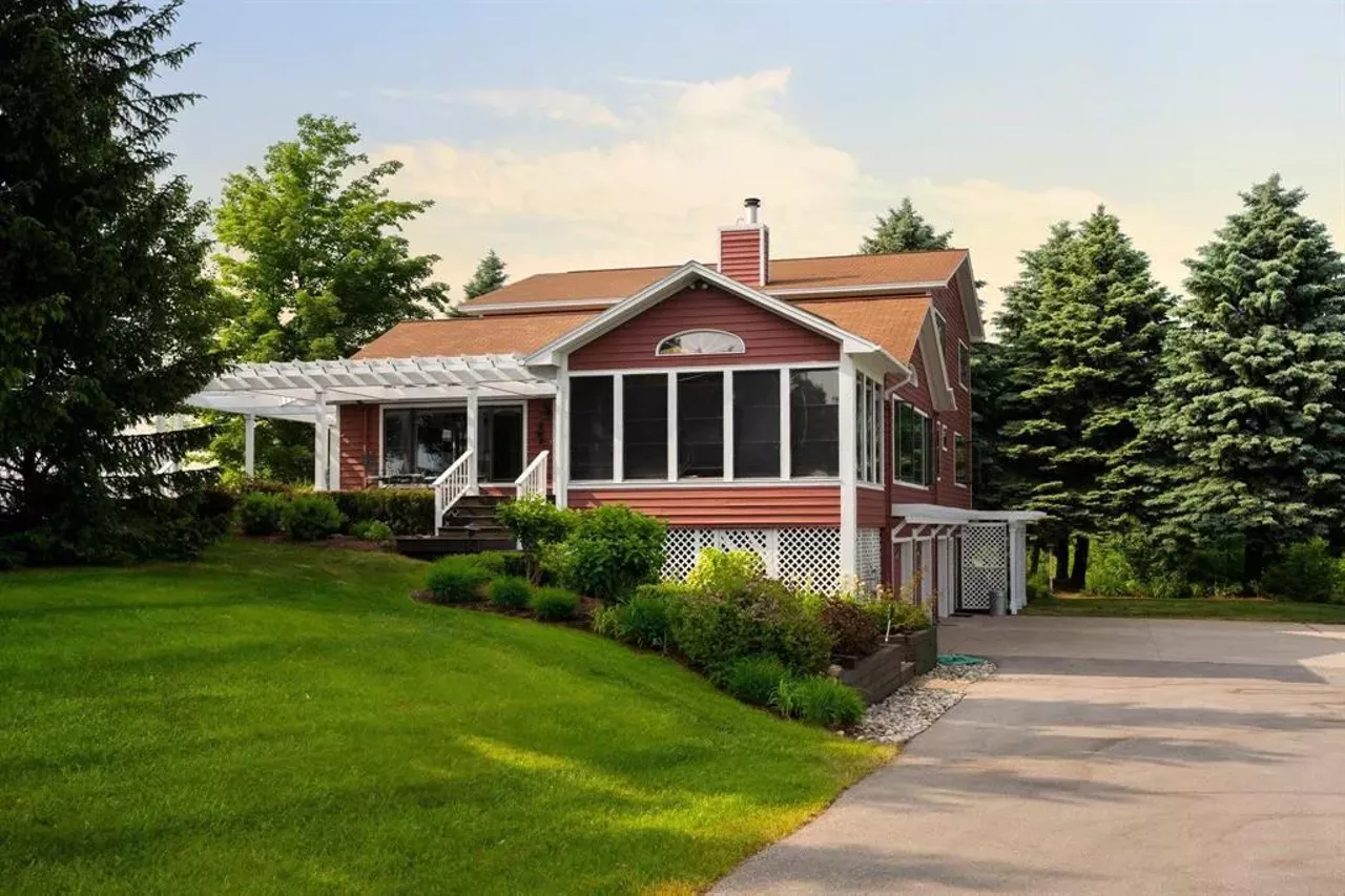 10343 E Hilltop Rd, Suttons Bay, MI 49682