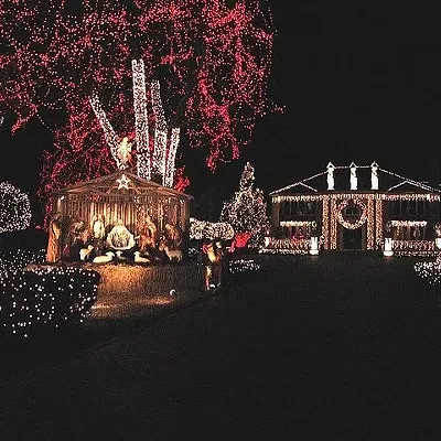 Lake Shore Drive Grosse Pointe On every other night of the year this is just like any other street — well, with gigantic mansions, but still — and during the holidays Jefferson Avenue between Fisher and Nine Mile Roads becomes a lighted spectacular.