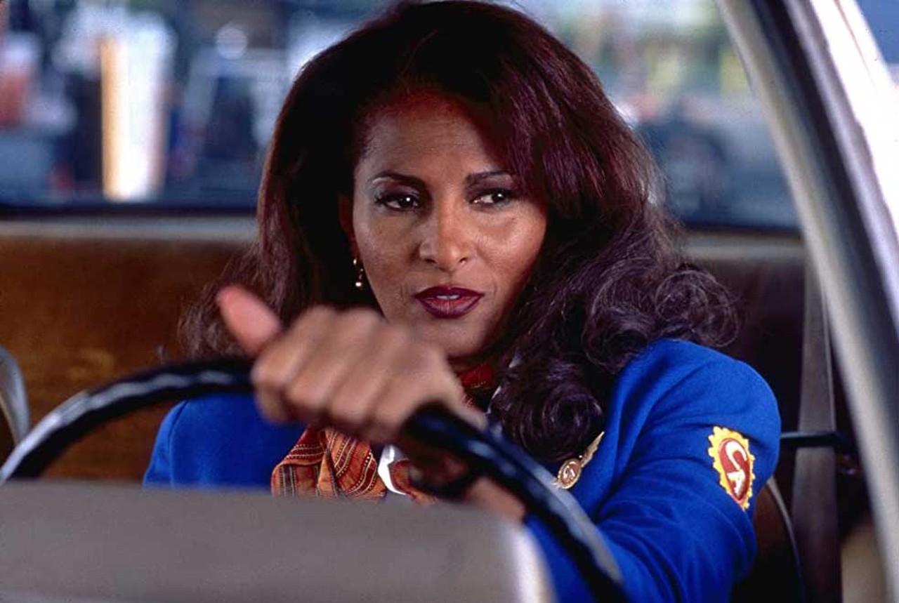 Jackie Brown (1997)
Directed and written by Quentin Tarantino, and produced by Lawrence Bender.
Based on Leonard’s 1992 novel Rum Punch, the film sees “blaxploitation” cinema star Pam Grier cast as the titular Jackie Brown, a flight attendant caught smuggling money. Samuel L. Jackson, Robert Forster, Bridget Fonda, Michael Keaton, and Robert De Niro also appear. With Tarantino directing, the film grossed $74 million and helped revive Grier’s career.