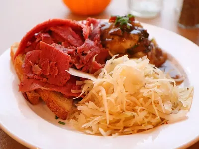 Image: Mudgie’s goes from sandwich shop to elegant night spot