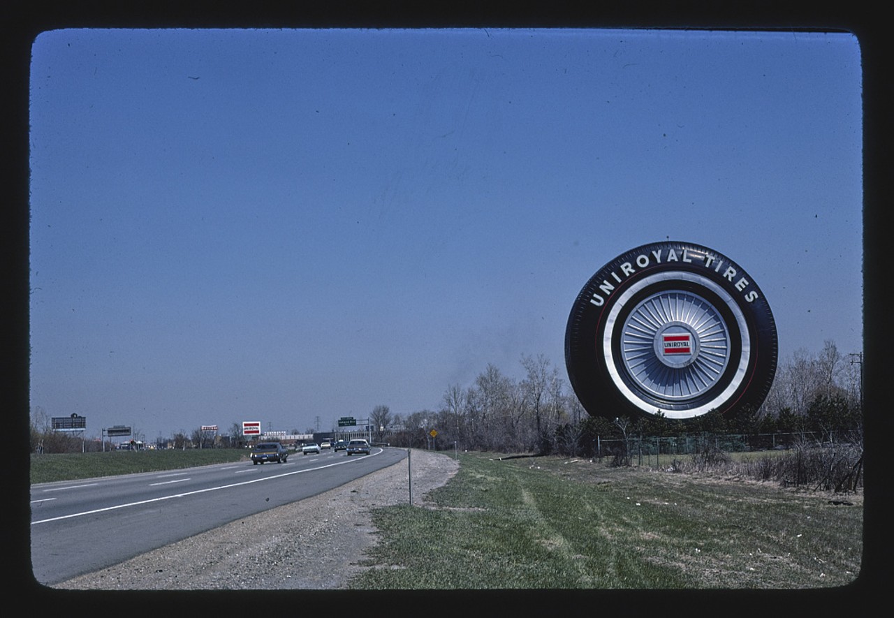 Huge Uniroyal tire heading into Detroit, Michigan (1976)
Photo via John Margolies Roadside America Photograph Archive