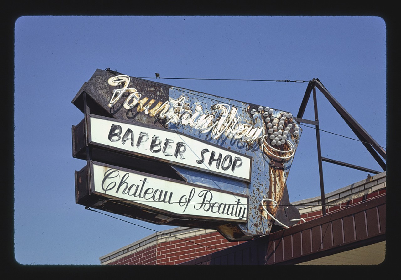 Fountain View Barber sign, Kelly Road, East Detroit, Michigan (1986)
Photo via John Margolies Roadside America Photograph Archive