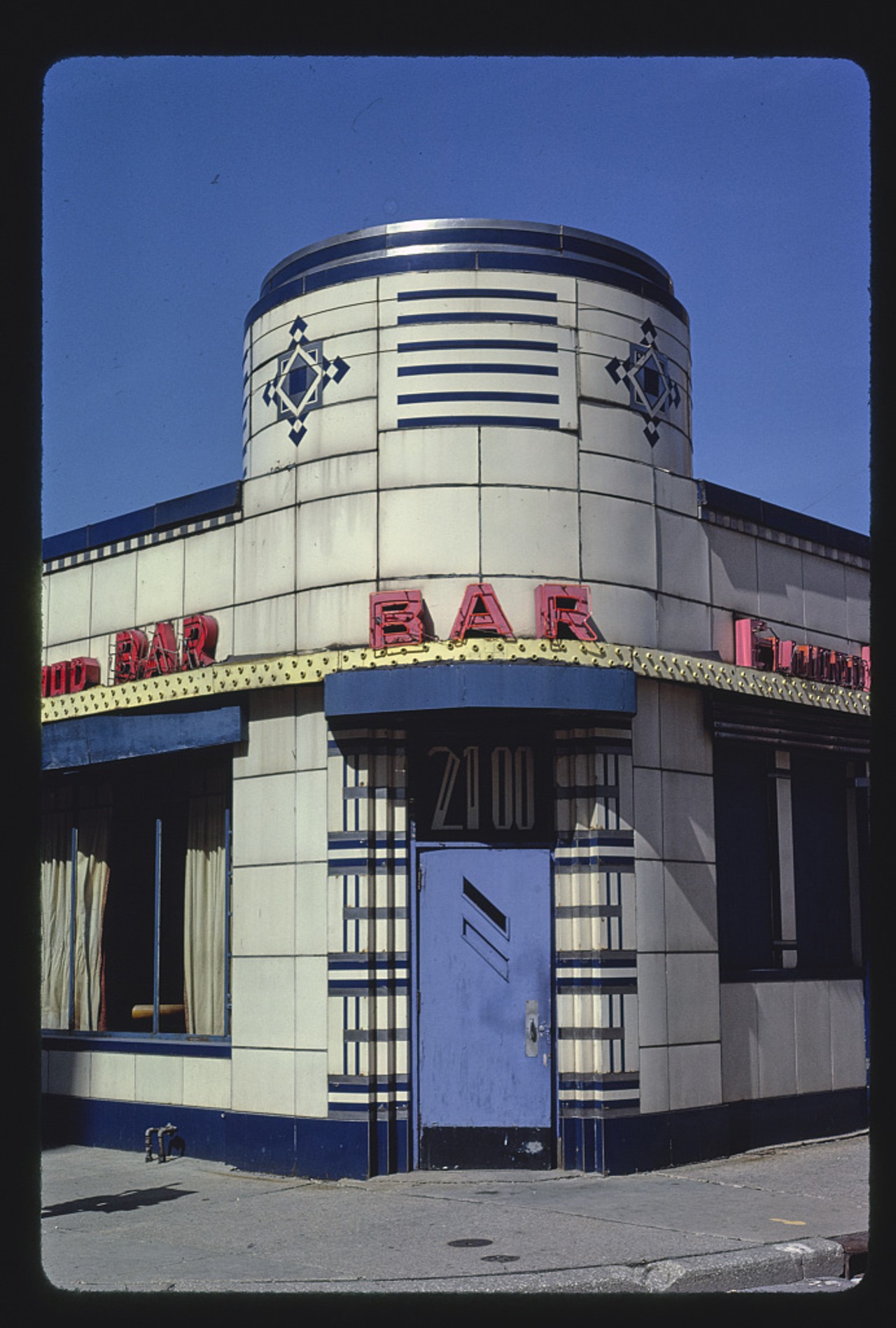 Elwood Bar, entrance detail, closer overall view, 200 Woodward Avenue, Detroit, Michigan (1978)
Photo via John Margolies Roadside America Photograph Archive