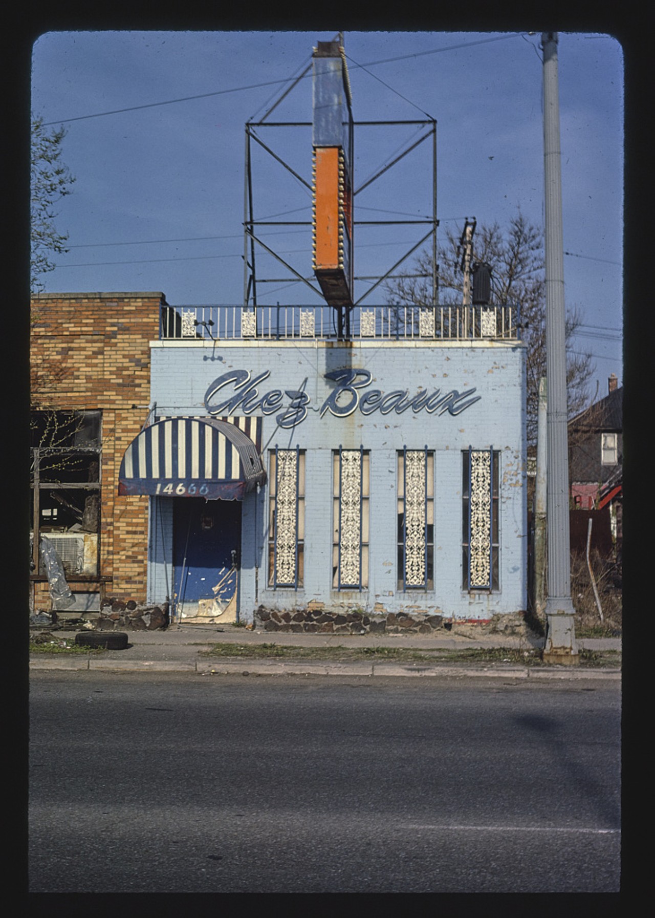 Chez Beaux, Detroit, Michigan (1986)
Photo via John Margolies Roadside America Photograph Archive