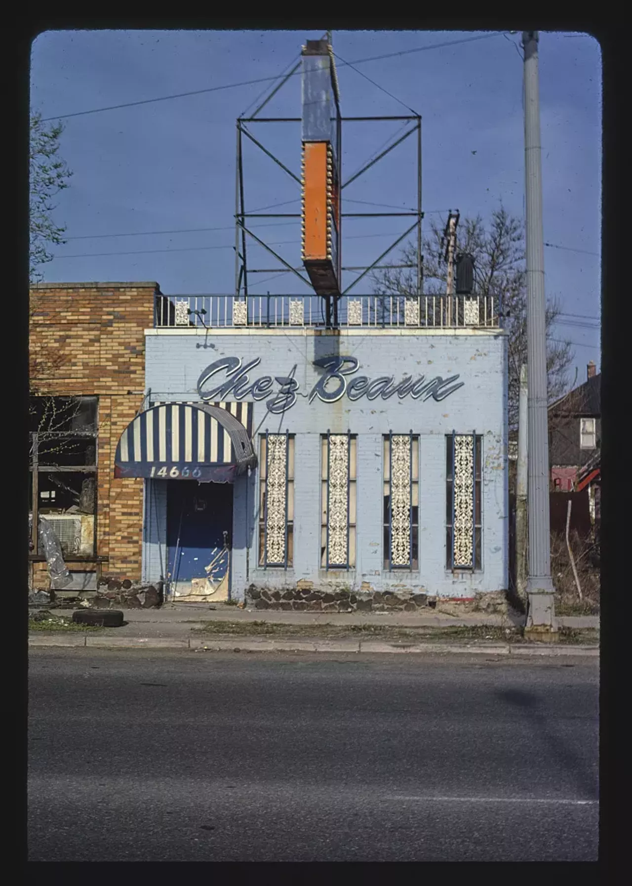 Chez Beaux, Detroit, Michigan (1986) Photo via John Margolies Roadside America Photograph Archive