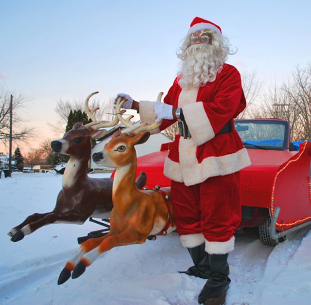 Santa Benford with his reindeer-led Dodge Caravan sleigh. - MT Photos: Detroitblogger John
