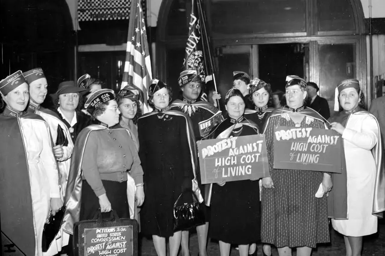  Nov. 4, 1941: Members of American Mothers picket at Masonic Temple.