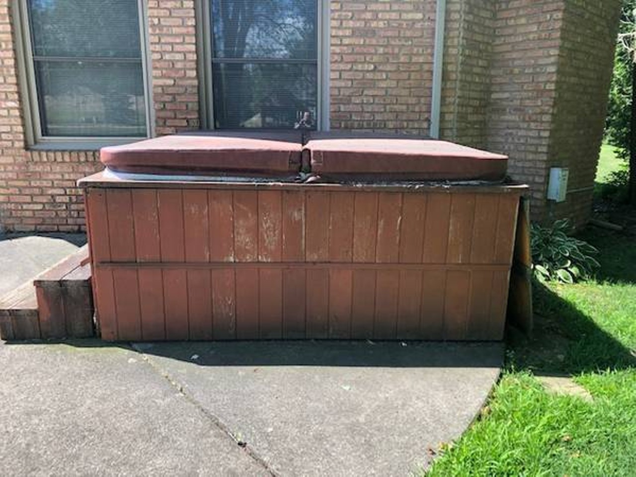 Free Hot Tub (Free)
I mean, if you&#146;re offering.
Photo via  Craigslist