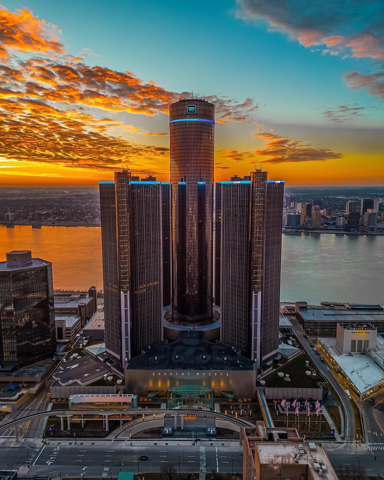 GM Renaissance Center
400 Renaissance Center, Detroit; gmrencen.com
Built in the 1970s, the Renaissance Center reshaped Detroit's skyline with what is now the tallest skyscraper in the city. Designed by John Portman, its seven interconnected towers house hotels, offices, and retail spaces.