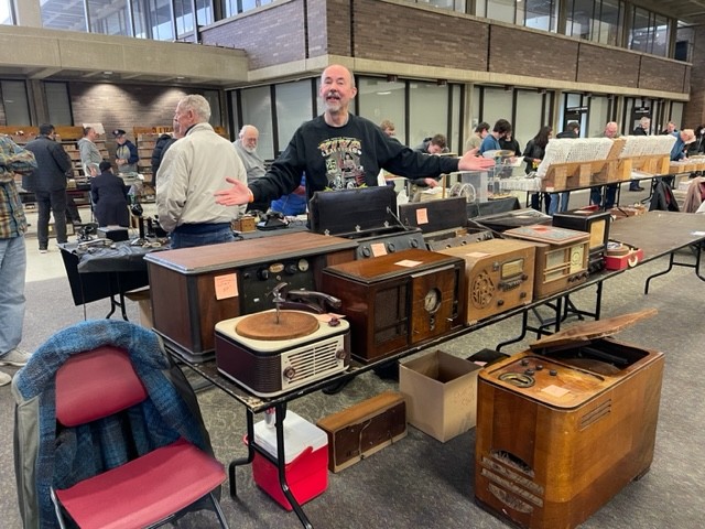 Vendors set up shop at Southfield’s Vintage Electronics Expo.