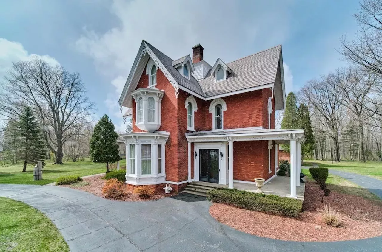 Image: This 145-year-old house in Manistee has a shagadelic carpet situation