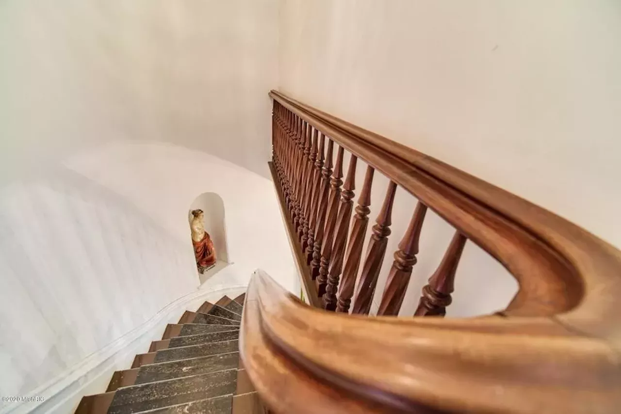 Image: This 145-year-old house in Manistee has a shagadelic carpet situation