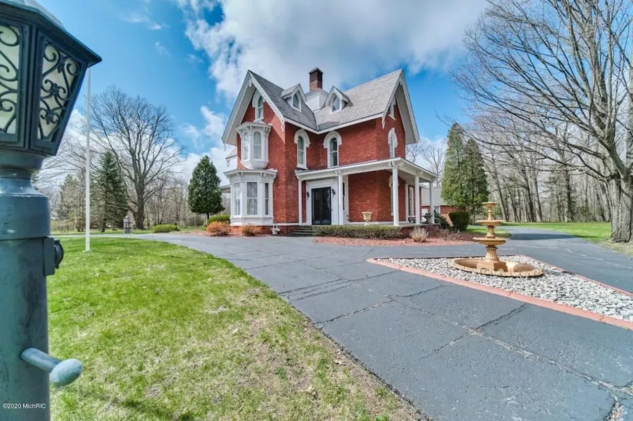 Image: This 145-year-old house in Manistee has a shagadelic carpet situation