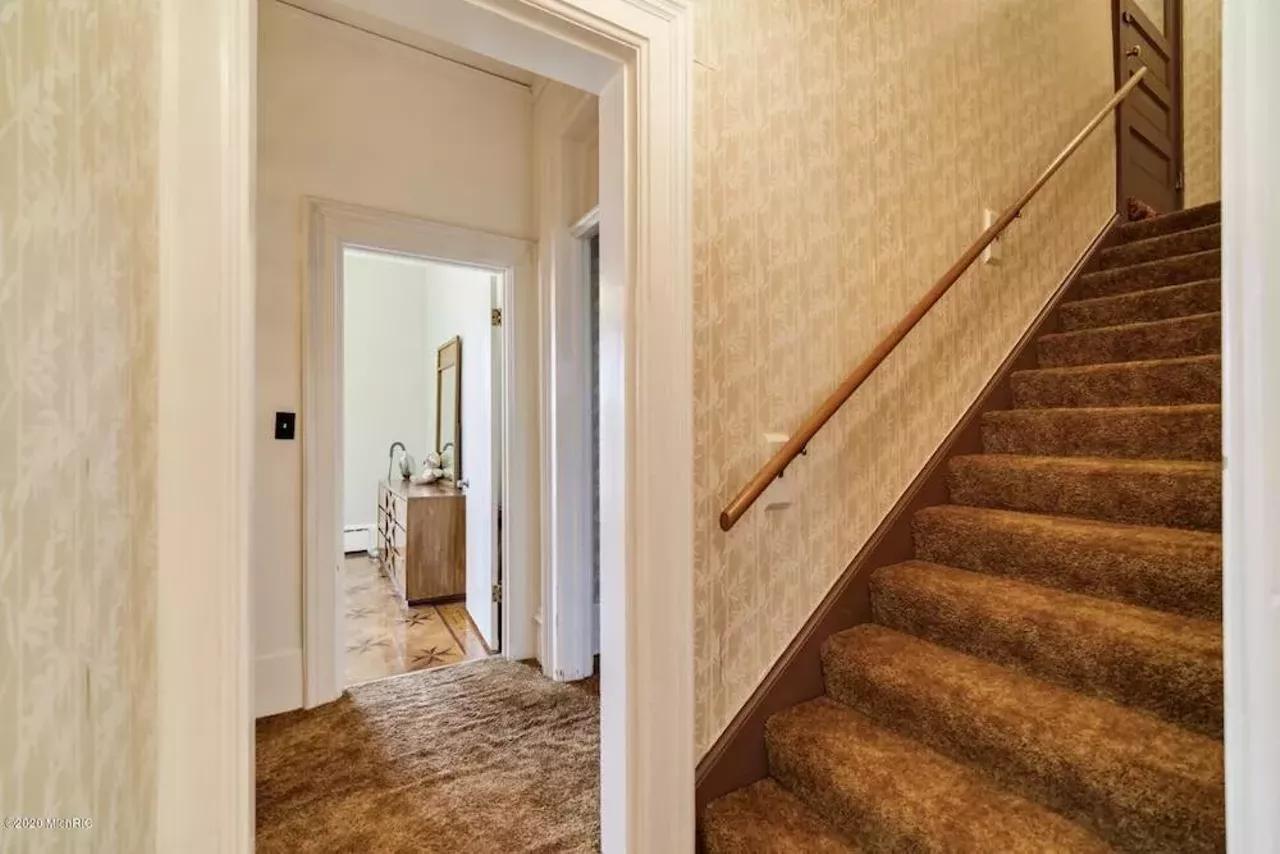 Image: This 145-year-old house in Manistee has a shagadelic carpet situation