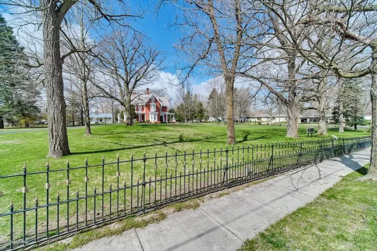 Image: This 145-year-old house in Manistee has a shagadelic carpet situation