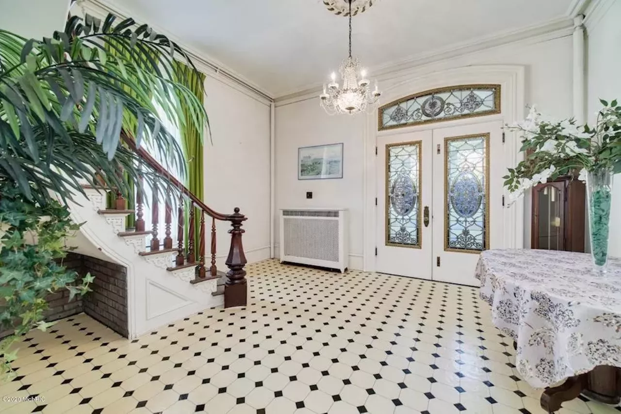 Image: This 145-year-old house in Manistee has a shagadelic carpet situation