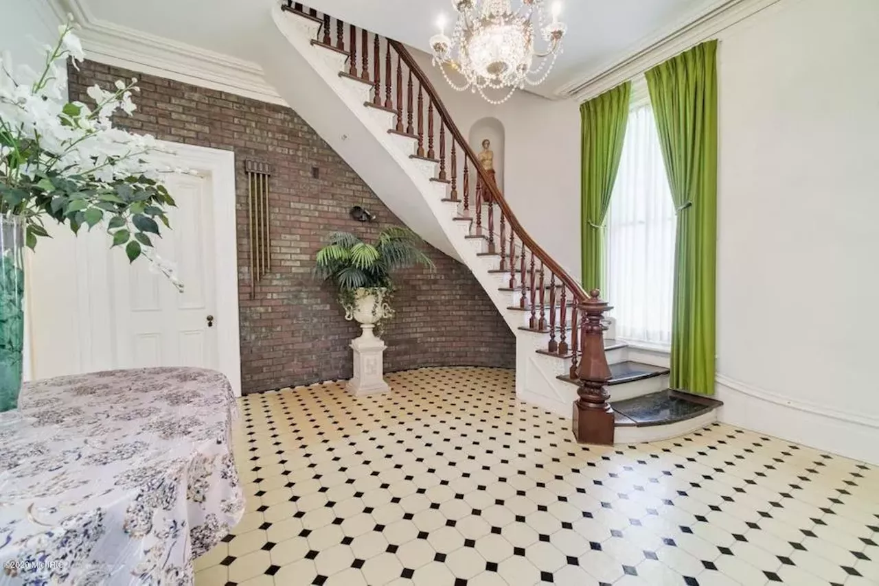 Image: This 145-year-old house in Manistee has a shagadelic carpet situation