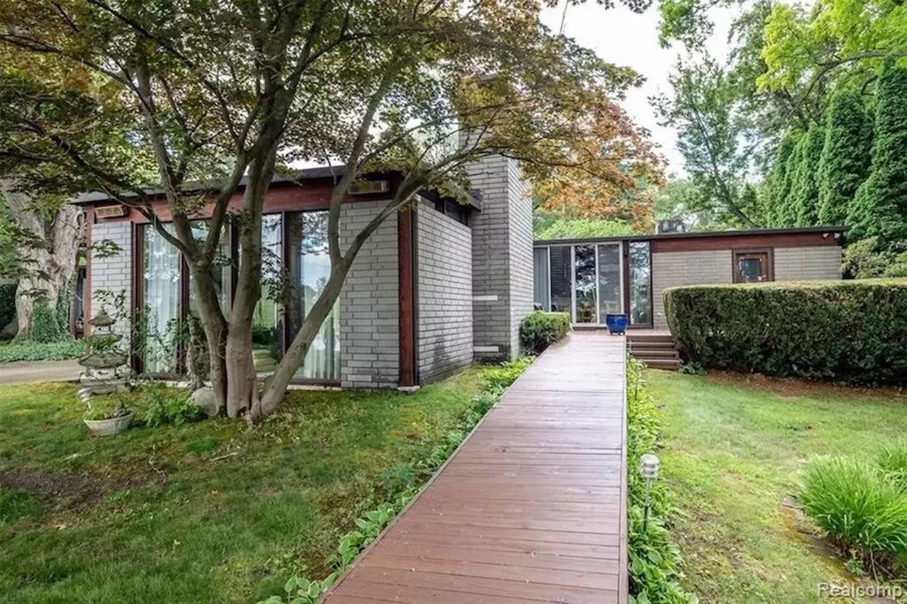 Image: This $2.7 million lakefront Minoru Yamasaki-designed home in metro Detroit has an indoor lap pool