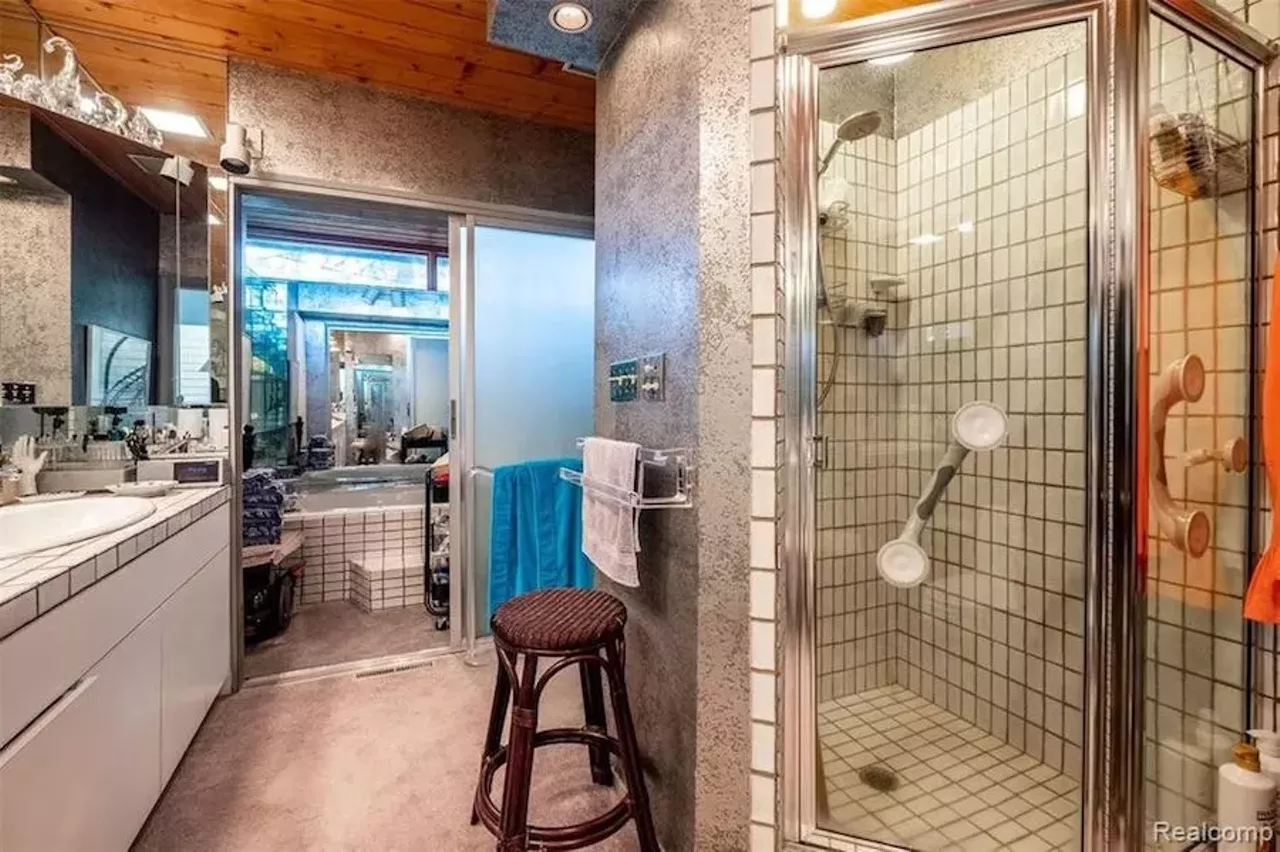 Image: This $2.7 million lakefront Minoru Yamasaki-designed home in metro Detroit has an indoor lap pool
