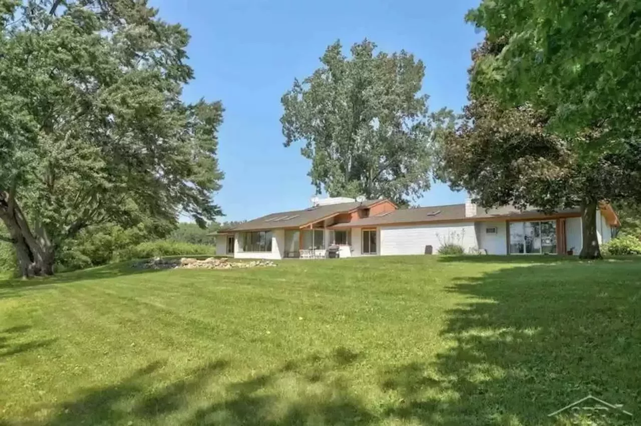 Image: This $459k mid century modern house in Saginaw was designed by architect Daniel Toshach &#151;&nbsp;let's take a tour
