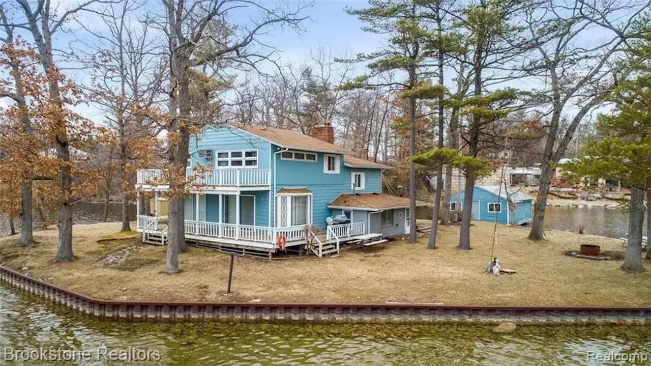 Image: This $460k island house in Leonard has a bridge and Brady Bunch-style kitchen
