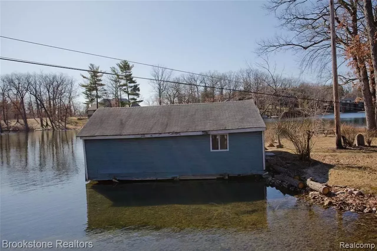 Image: This $460k island house in Leonard has a bridge and Brady Bunch-style kitchen