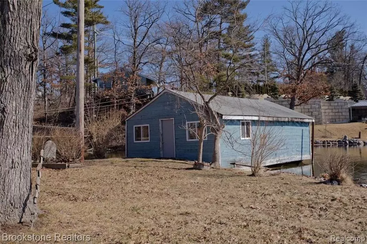Image: This $460k island house in Leonard has a bridge and Brady Bunch-style kitchen