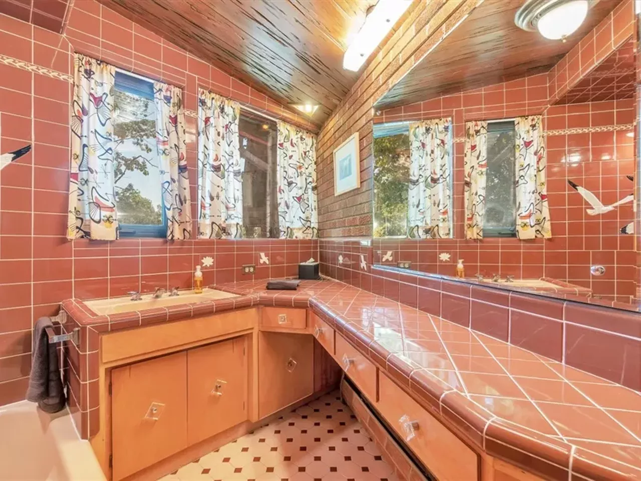 Image: This $499k mid-century home in Grand Blanc was made without right angles &#151;&nbsp;let's take a tour