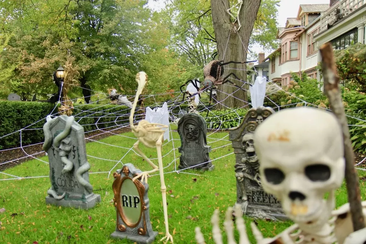 This Detroit home's Halloween decorations are so extra – and we're here for  it, Detroit