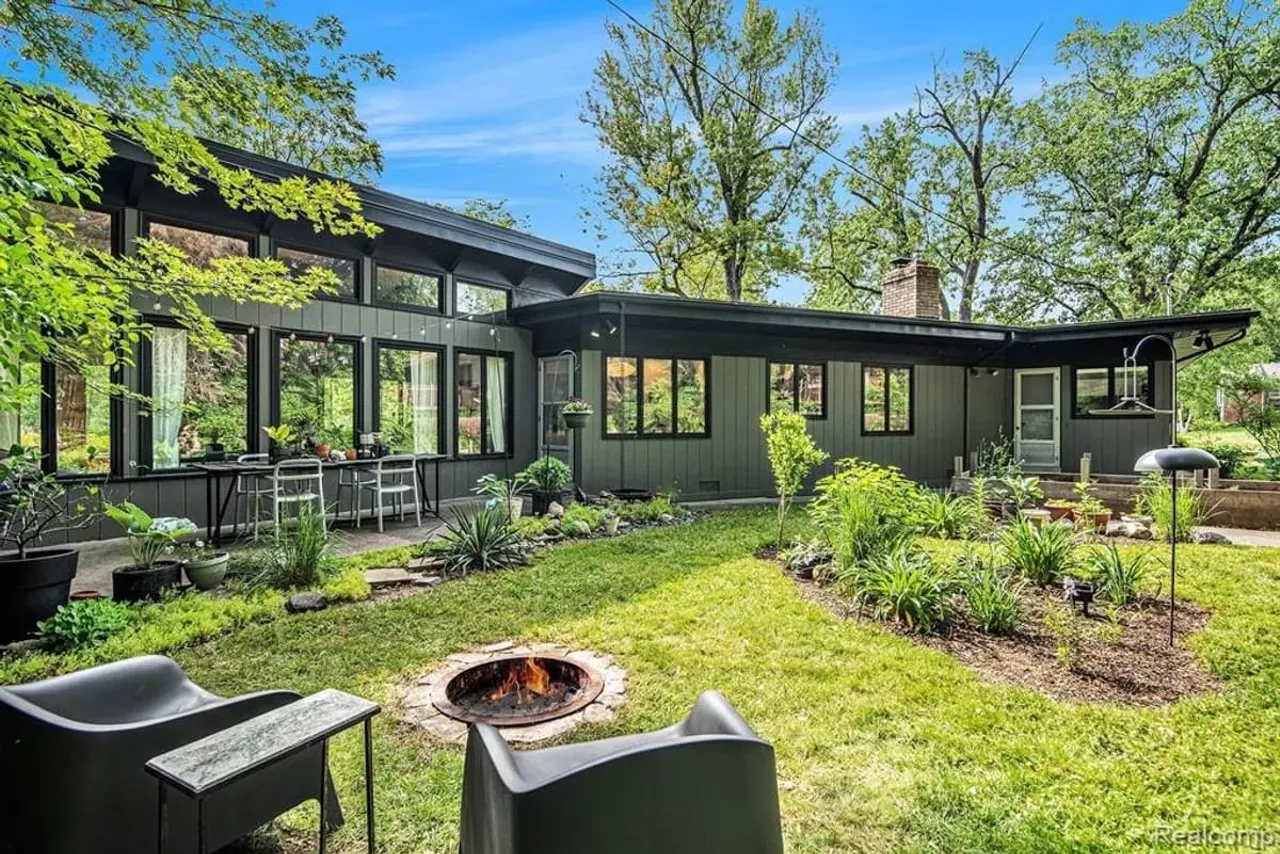 This Flint midcentury modern home got the makeover of the decade