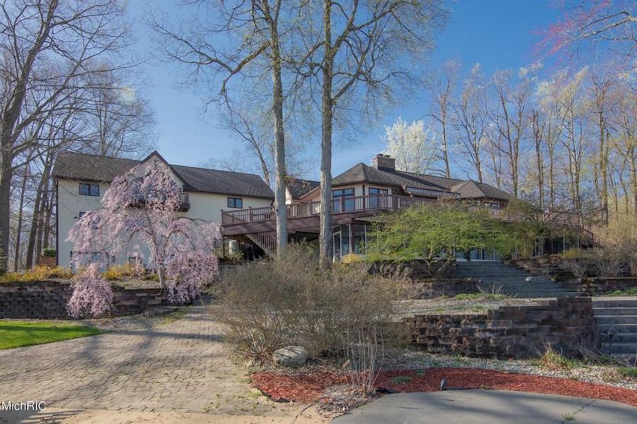 This granite-loving $1.42 million lakefront Michigan home has multiple personalities &#151; and we kind of love it?