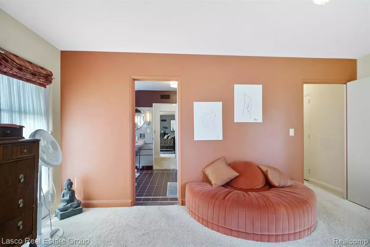 Image: This 'wedding cake' house in Grand Blanc is an art deco lover's dream &#151; and it has a ballroom you could probably roller skate in