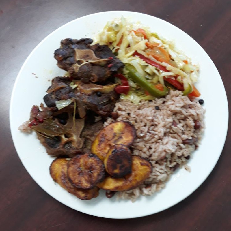 A new Jamaican restaurant is serving jerk chicken and curry goat in Warren