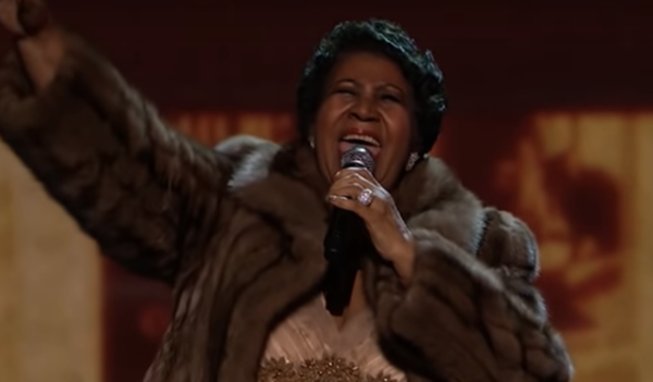 Franklin performing at the Kennedy Center Honors Ceremony in 2015, moments before the "fur coat drop" - Screen grab