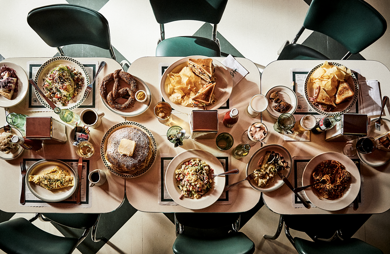 A full table at Karl's. - Christian Harder 2019