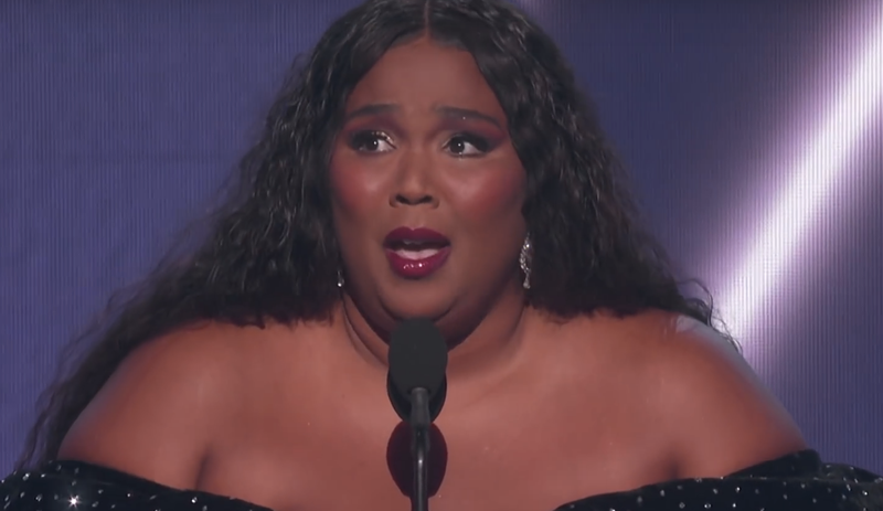 Yaaas, queen Lizzo takes home 3 Grammy Awards and pays tribute to Kobe Bryant