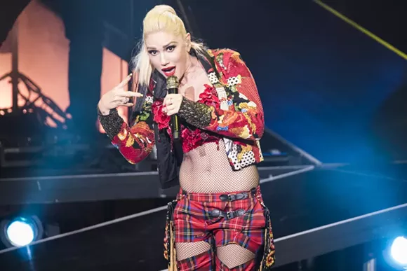 Gwen Stefani brings out country boo thang Blake Shelton during Detroit show