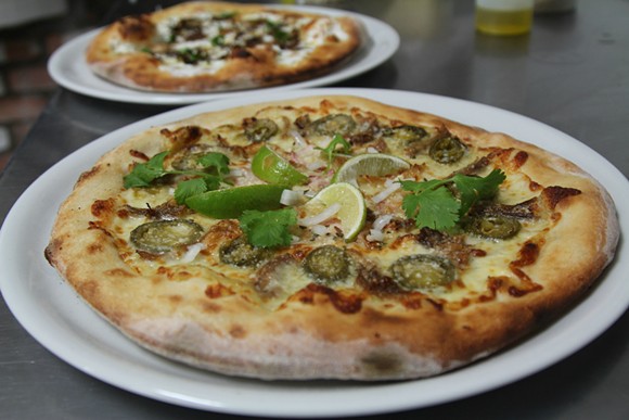 Review: Pepe Z serves up punny pizza at El Club